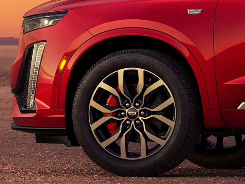 Vue latérale des roues de 20 po en alliage du VUS intermédiaire 7 passagers Cadillac XT6 2025.