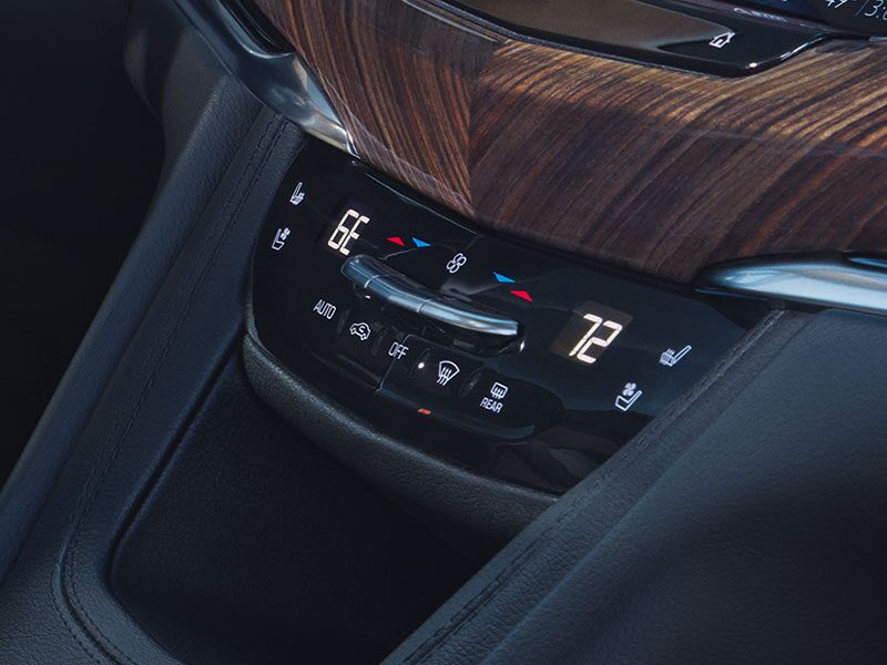 Vue rapprochée des boutons de chauffage et de ventilation des sièges du VUS intermédiaire 7 passagers Cadillac XT6 2025.