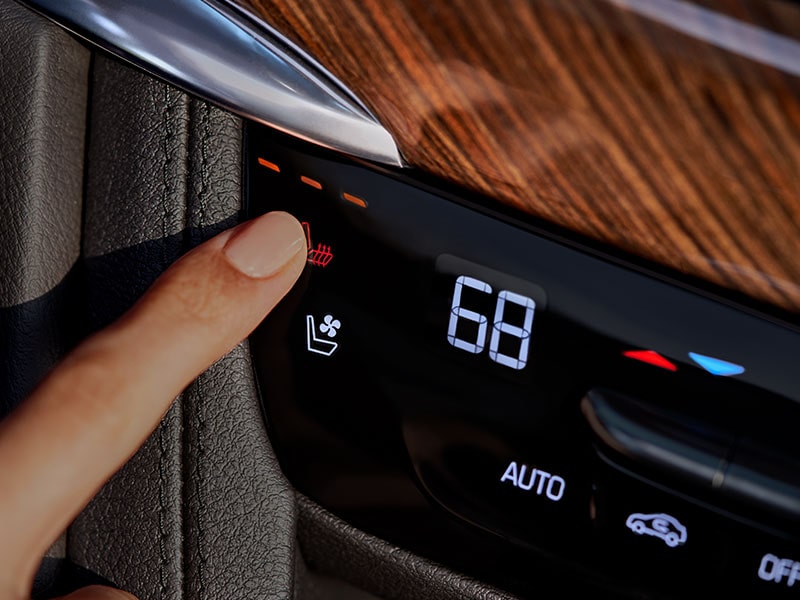 Vue rapprochée des fonctionnalités d’ioniseur d’air et de commande de la température à trois zones du VUS intermédiaire 7 passagers Cadillac XT6 2025.