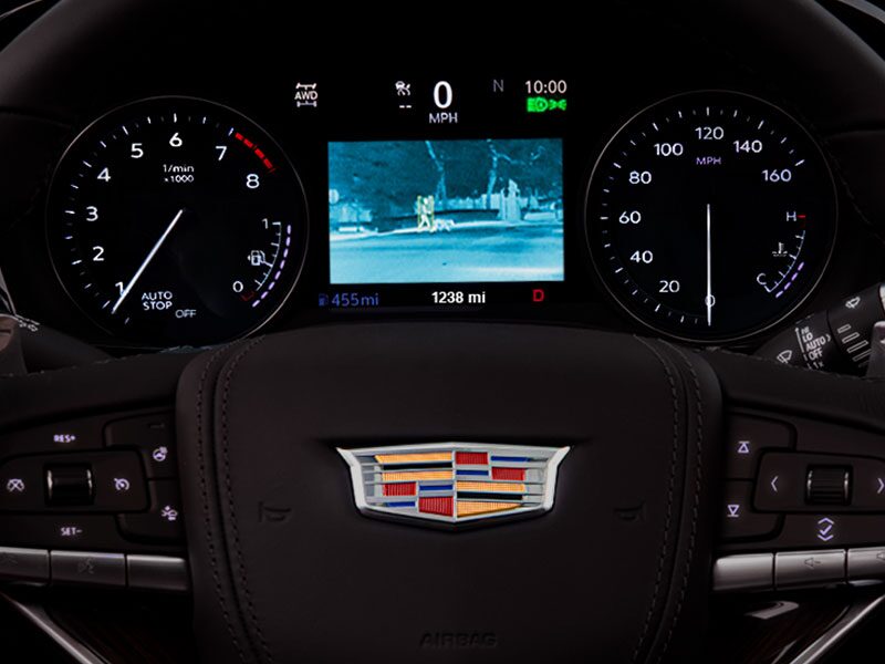 La caméra thermique de vision nocturne affichée sur le tableau de bord du VUS intermédiaire 7 passagers Cadillac XT6 2025.