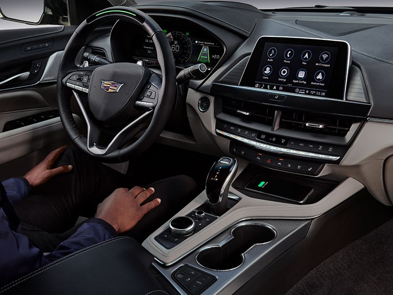 Une personne utilise la technologie mains libres Super Cruise au volant de la berline de luxe Cadillac CT4 2025.