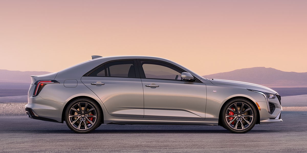 Vue latérale de la berline de luxe Cadillac CT4 2025 stationnée seule à l’extérieur.