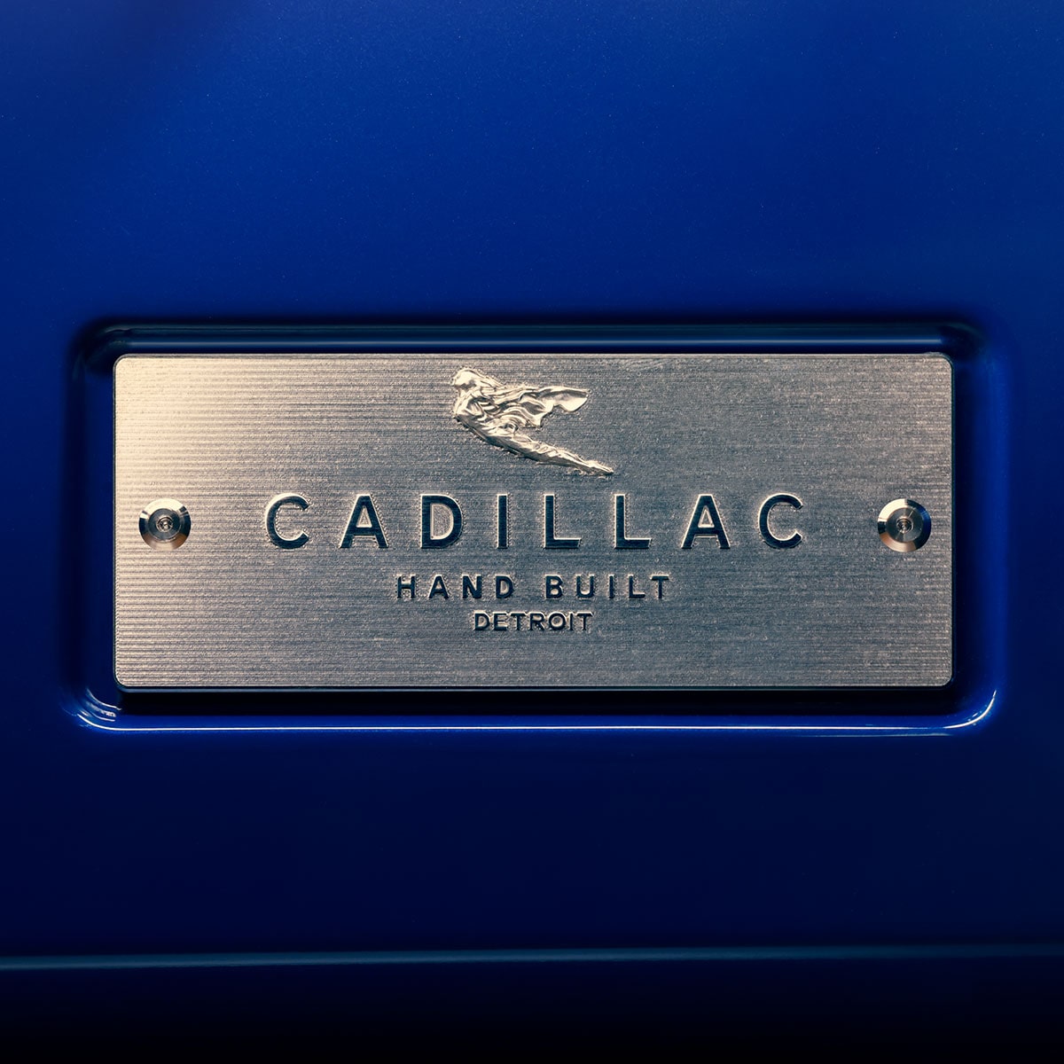 Emblème de la déesse de Cadillac sur la plaque de métal qui indique que la Cadillac CELESTIQ 2023 est construite à la main.