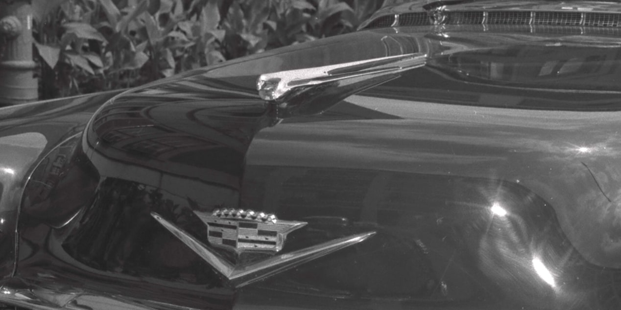 L’icône de la déesse de Cadillac des années 1950 à la silhouette aérodynamique et stylisée.