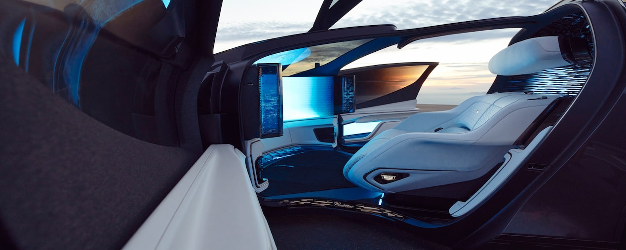 Vue latérale de l’habitacle futuriste du véhicule concept Cadillac InnerSpace.