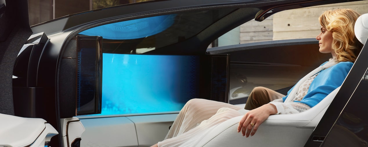 Une personne assise confortablement dans le véhicule concept Cadillac InnerSpace.