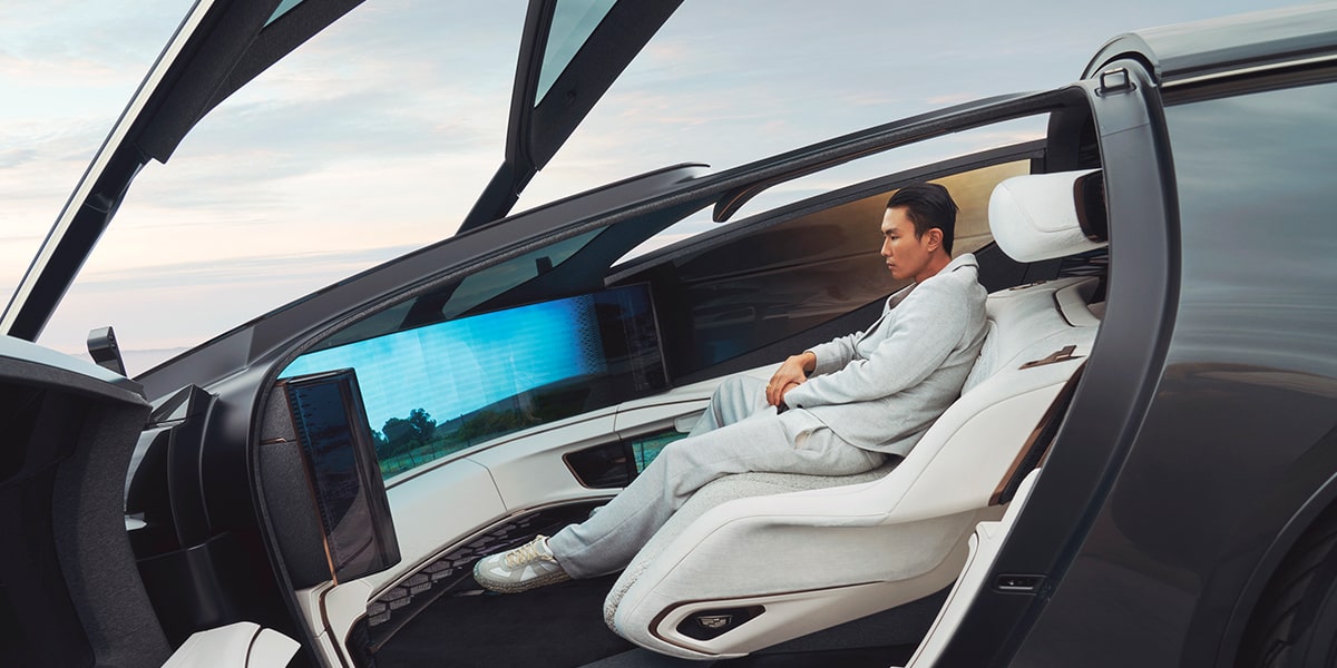 Vue latérale d’une personne assise confortablement dans le véhicule concept Cadillac InnerSpace.