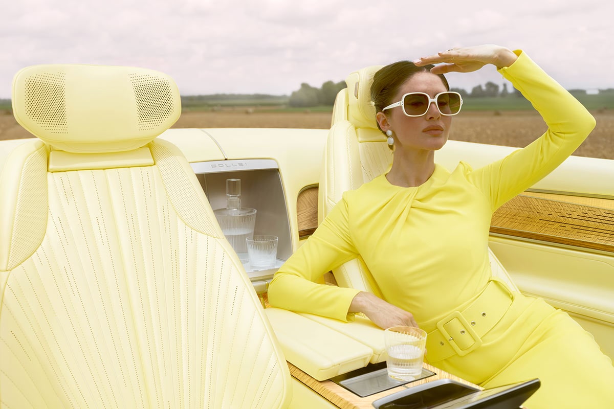 Une personne assise confortablement sur le siège du passager arrière du véhicule concept Cadillac SOLLEI.