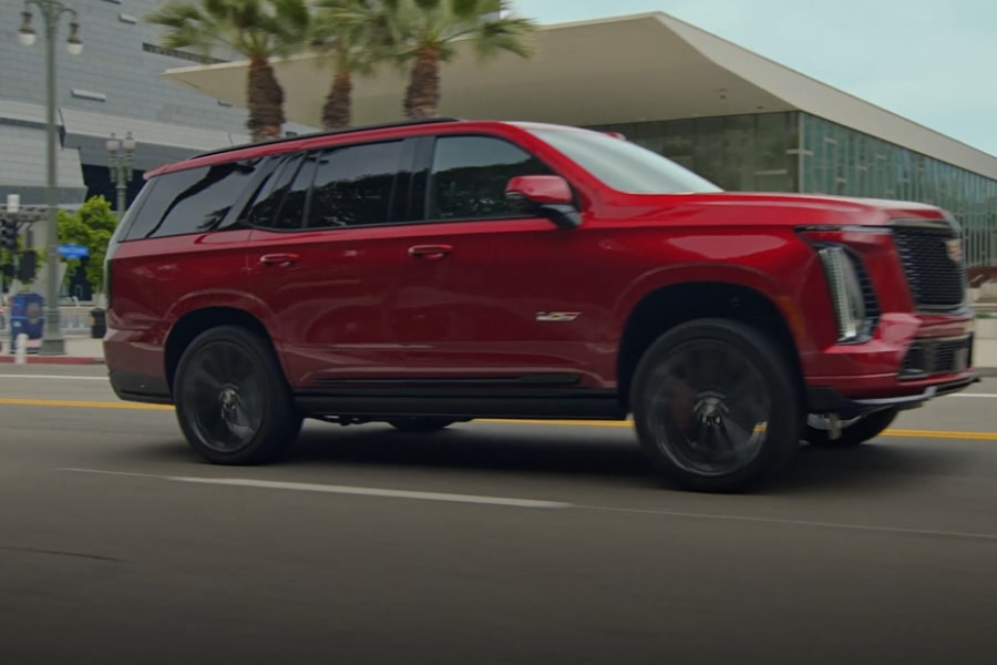 Cadillac Escalade-V 2025 en mouvement dans la rue.