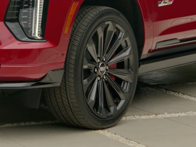 Vue rapprochée des roues du Cadillac Escalade-V 2025.