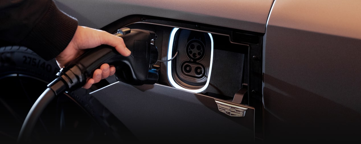 Une personne recharge le Cadillac LYRIQ-V 2026.