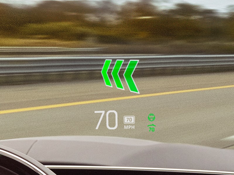 Vue rapprochée du dispositif de visualisation tête haute par réalité augmentée du Cadillac LYRIQ-V 2026.