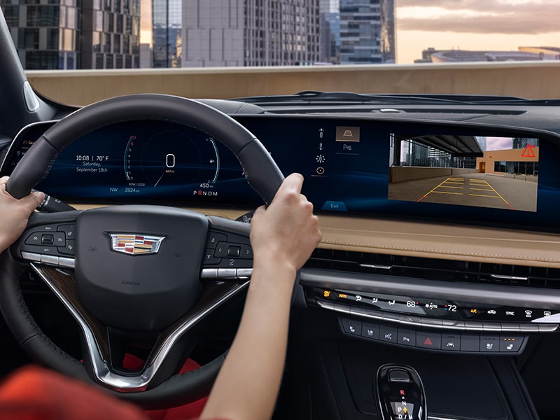 Freinage de détection de circulation transversale arrière du Cadillac XT4 2024.