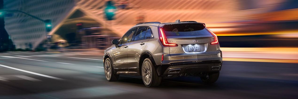 Cadillac XT4 2024 dans une vue panoramique devant la ville.